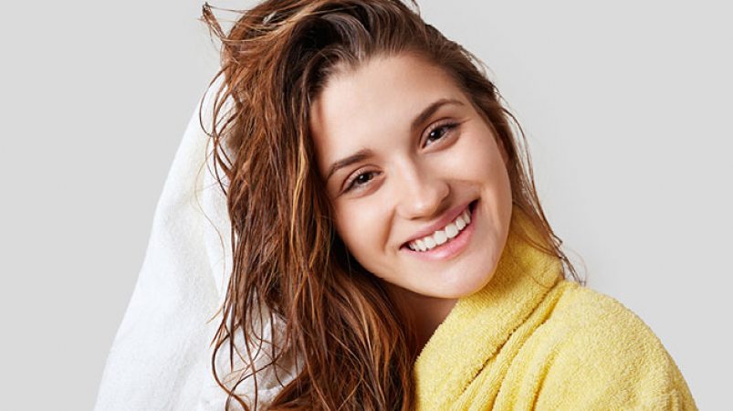 ۲ کار اشتباهی که همه ما بعد از حمام انجام می دهیم!