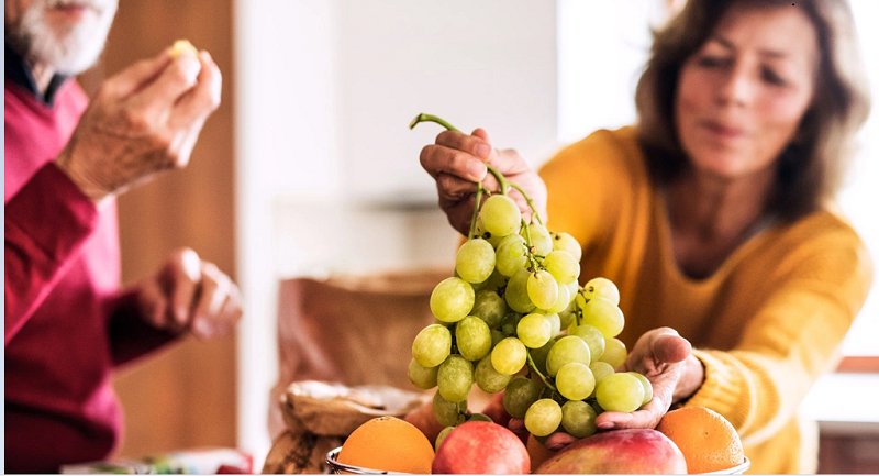 ۵ باور غلط رایج درباره میوه خوردن!