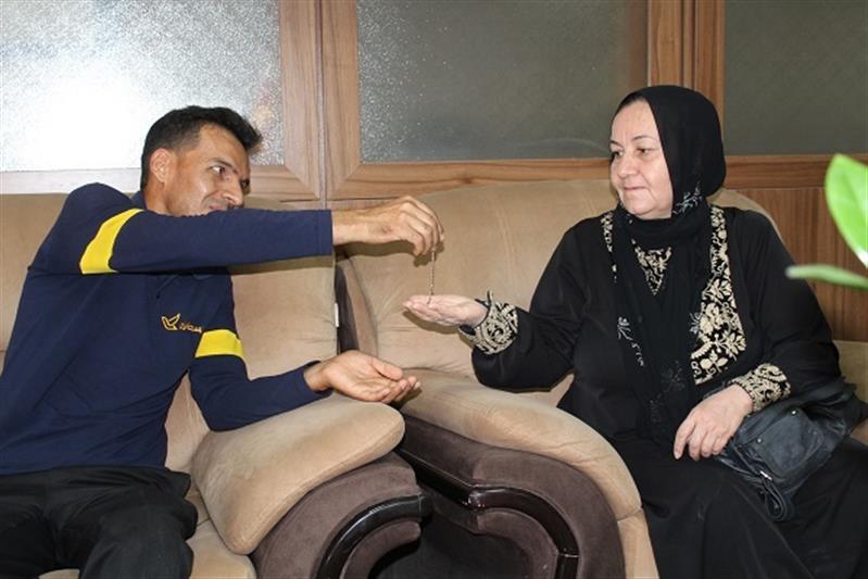 پستچی شیرازی، دستبند ۵۰۰ میلیونی را به صاحبش بازگرداند