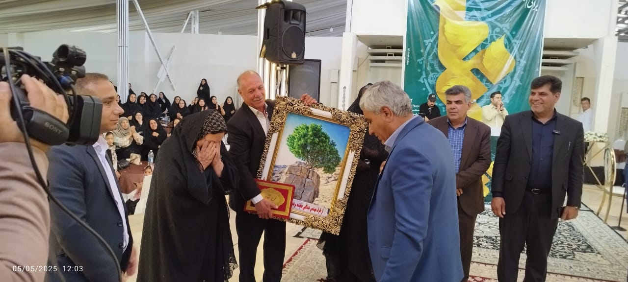 بوسه نماینده مجلس و مدیر آموزش و پرورش بر چادر معلمان کلاس اول خود