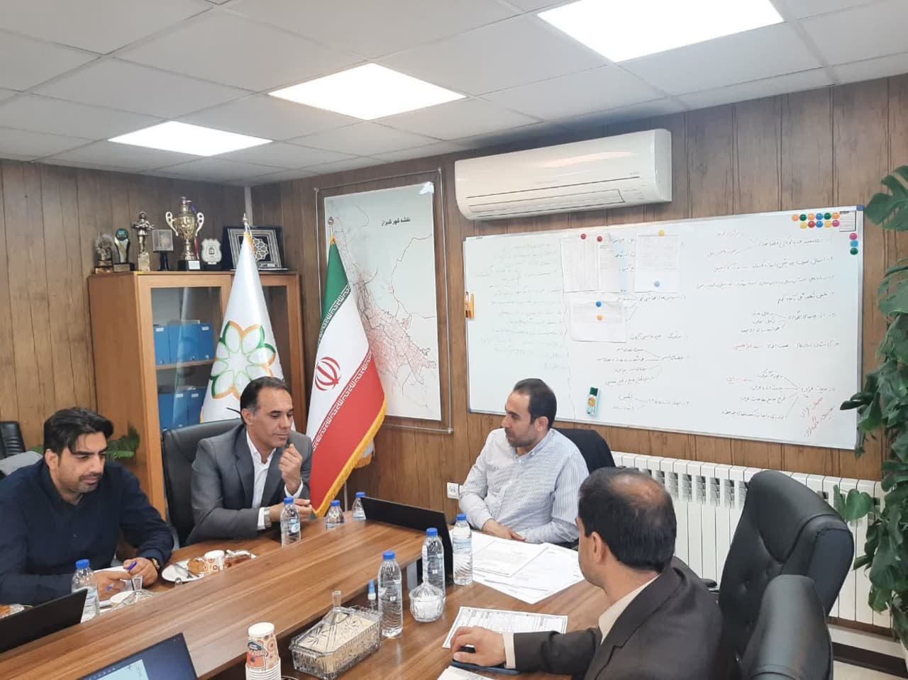 شیراز: تجمیع و ساماندهی دکل‌های مخابراتی در اولویت مدیریت شهری