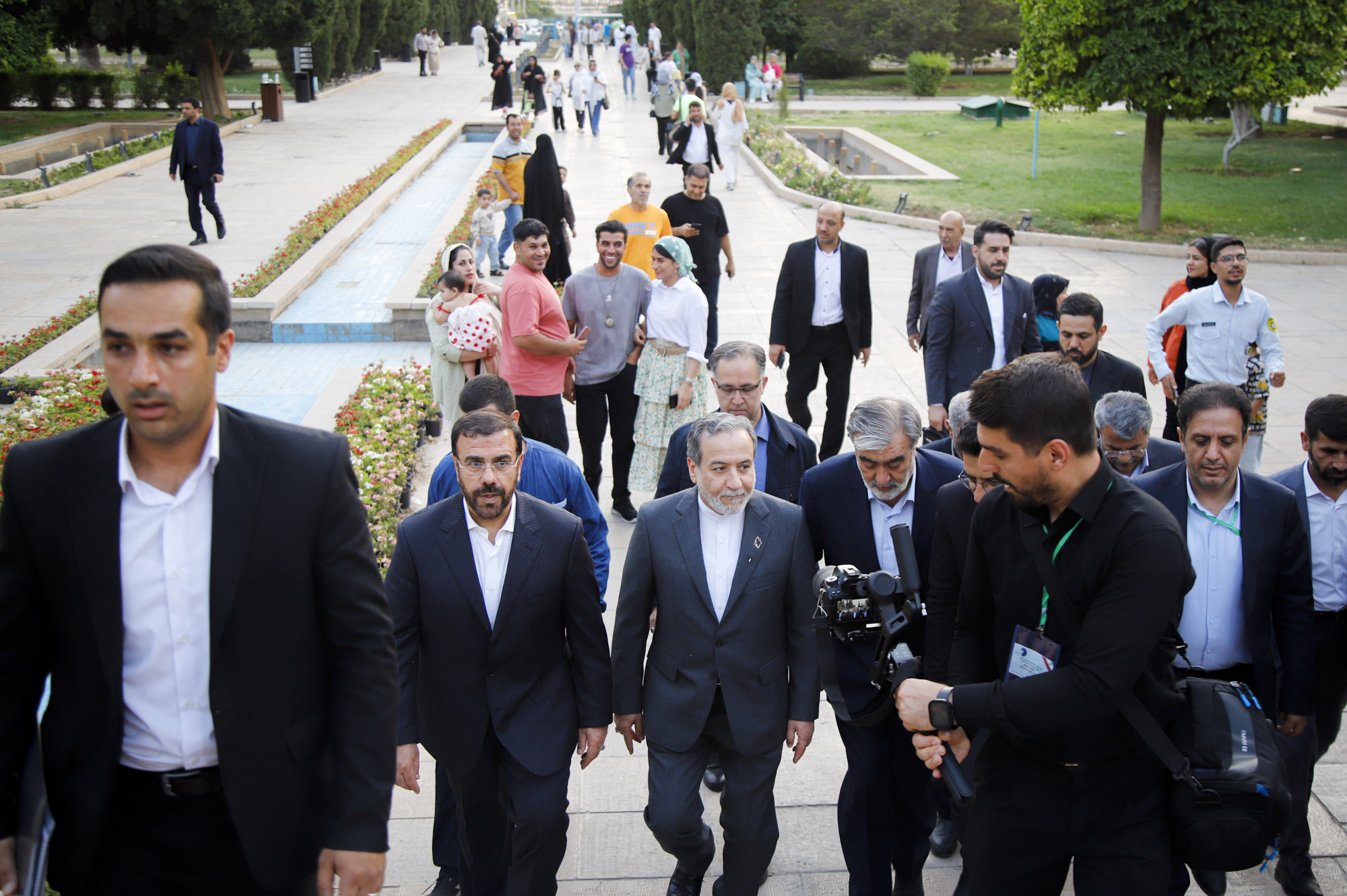 تصاویر دیدنی عباس عراقچی در حافظیه و سعدی