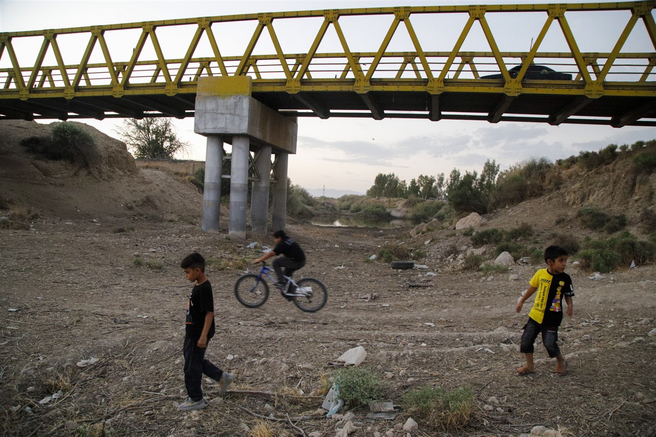 بنر تلخ کشاورزان کربال خرامه برای استقبال از استاندار فارس در غیاب رئیس جهاد کشاورزی