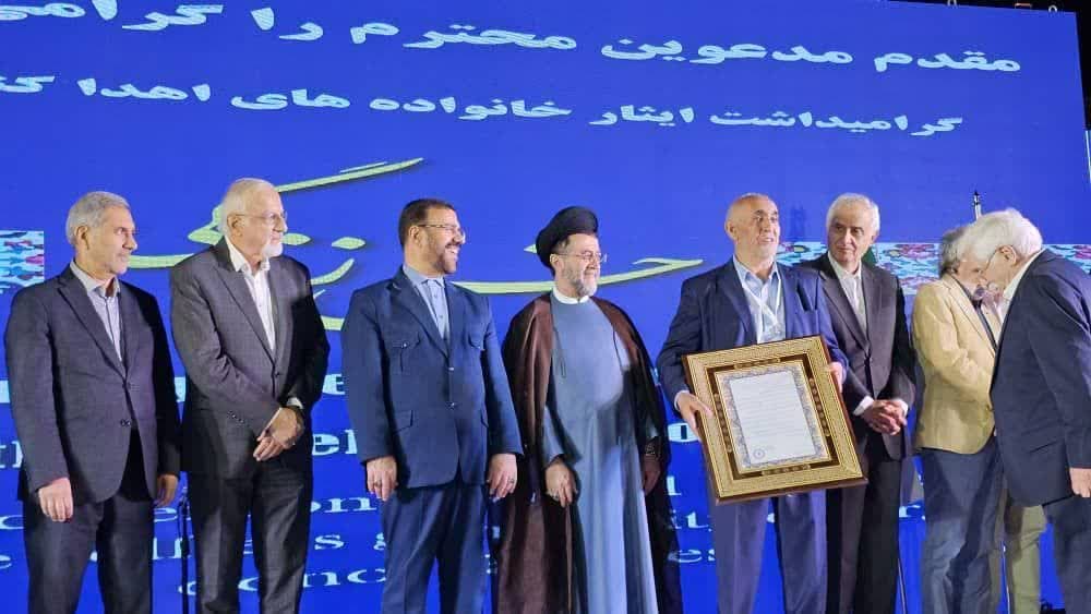 تجلیل از بنیان‌گذار پیوند کبد ایران و قدردانی از خانواده‌های اهداکننده در «جشن زندگی» شیراز