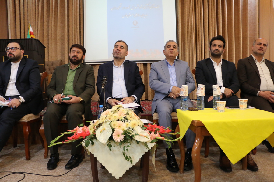 انتقاد رسانه‌های فارس از انتصاب بستگان نمایندگان ، عدم پاسخگویی مسئولان و تداوم فعالیت ستادهای انتخاباتی/ مشاور رئیس‌جمهور: دولت از نقد استقبال می‌کند و شکایتی از روزنامه‌نگاران نداشته است