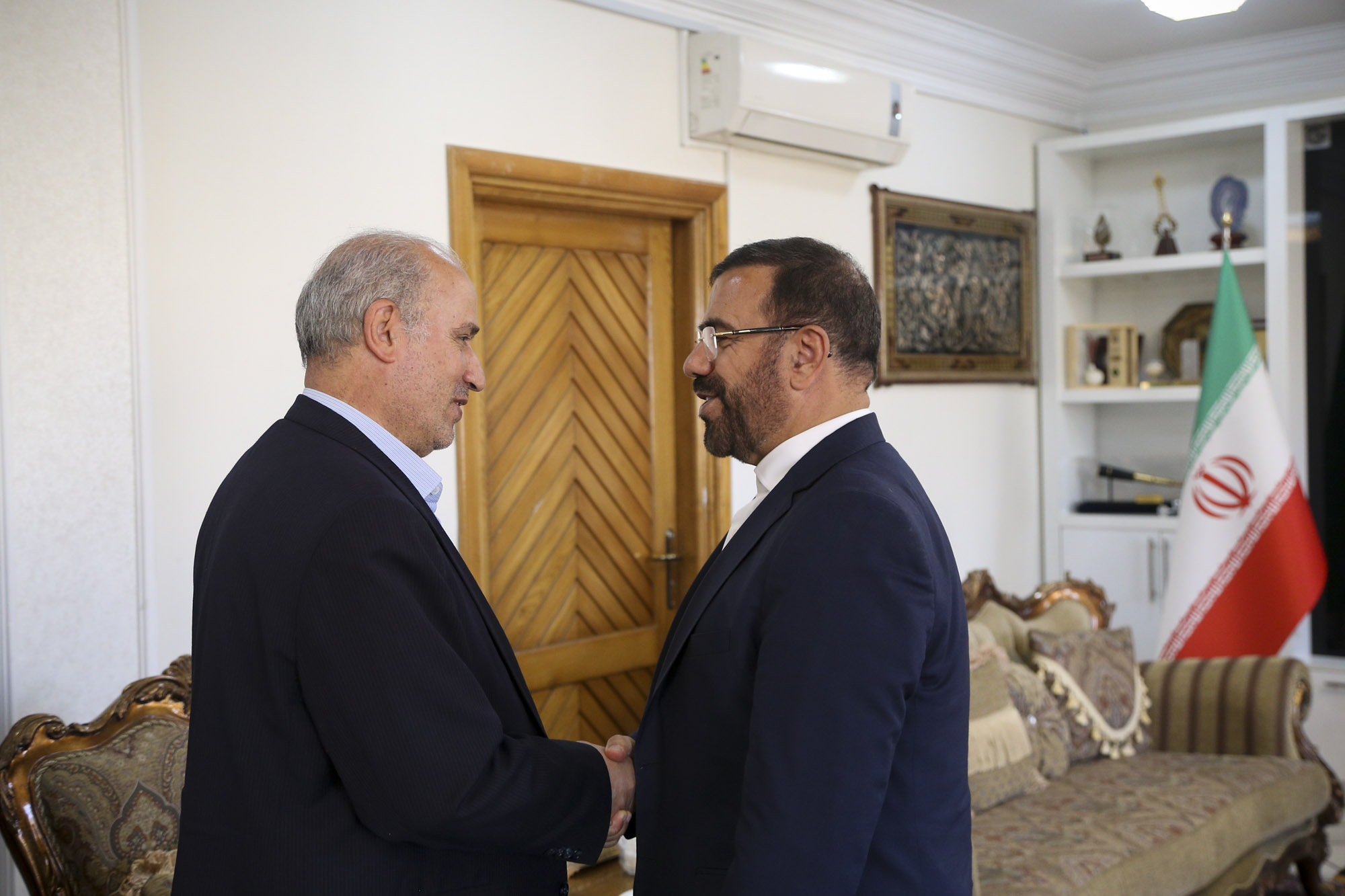 استاندار فارس به تاج گفت: از جامعه افسرده نمی‌توان انتظار پیشرفت داشت/ وضعیت ورزشگاه پارس قابل قبول نیست