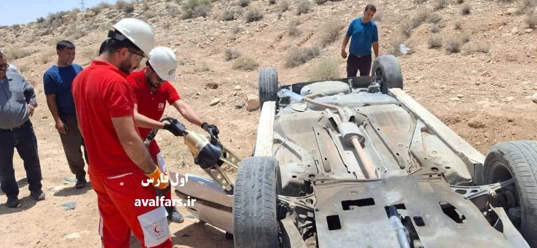 پژو پارس پس از واژگونی و کشته شدن راننده در جاده جهرم به لار (+تصویر)