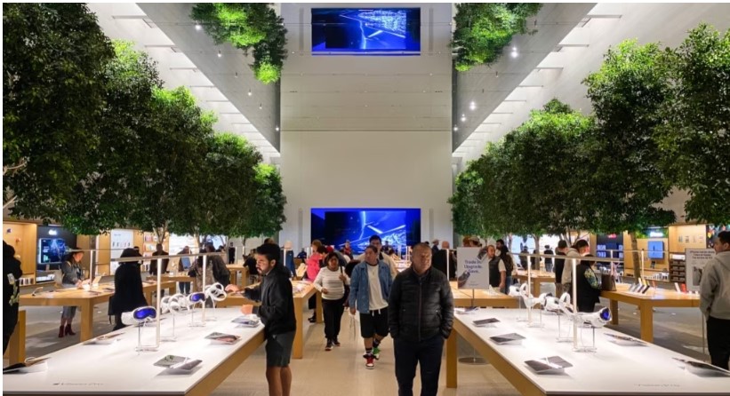 دونالد ترامپ: اگر آیفون را در آمریکا نسازید باید ۲۵٪ تعرفه بدهید