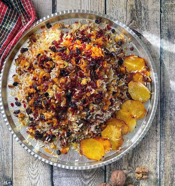 گردو پلو مجلسی با گوشت چرخ کرده غذای خوشمزه و محبوب شهرکرد