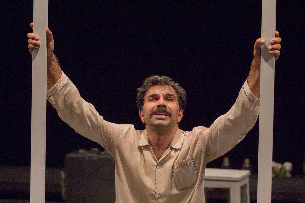 تئاتر ” پابرهنه لخت قلبی در مشت” در تالار استاد هودی شیراز