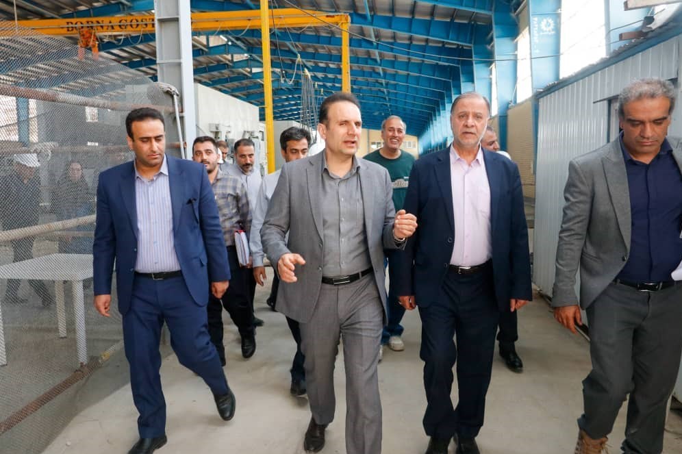 کارخانه آلاینده پشم و شیشه هنوز از شیراز نرفته ؛ باز هم وعده سال دیگری را داد