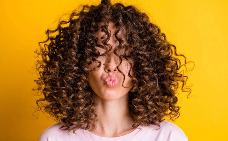 ۱۱ عادت رایجی که به موها آسیب شدیدی می زند