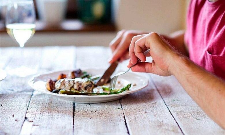 7 غذایی که بدن شما را بد بو می کند 1 7 غذایی که باعث بوی بد بدن می شوند