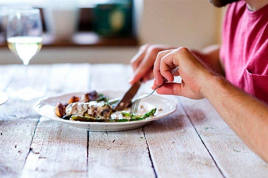 ۷ غذایی که بدن شما را بد بو می کند