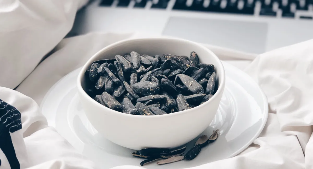 آیا خوردن تخمه بین دندان ها فاصله می اندازد؟