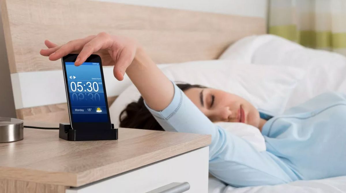 در این ساعت از روز هرگز گوشی موبایل را چک نکنید