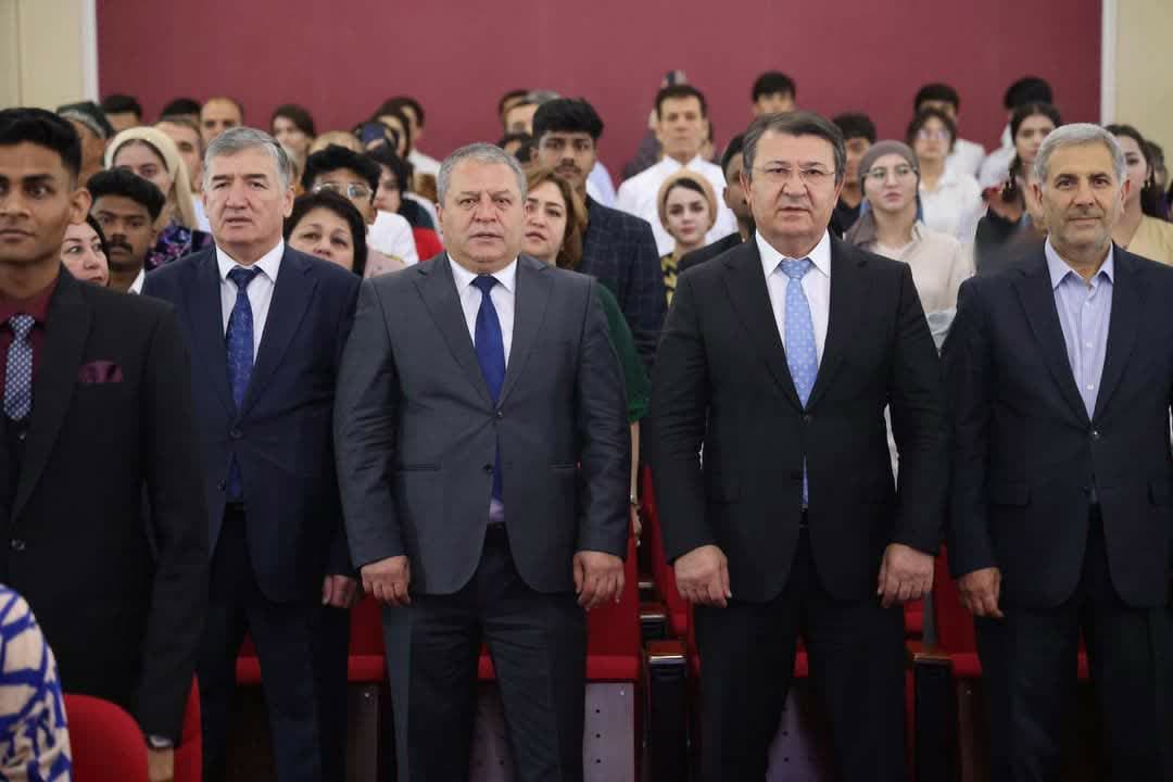 حضور رییس دانشگاه علوم پزشکی شیراز در آیین دانش آموختگی دانشجویان دانشگاه ابن سینای تاجیکستان