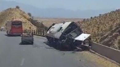 اتوبوس واژگون شده