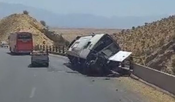 اتوبوس واژگون شده
