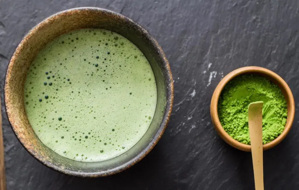 ماچا: فراتر از یک نوشیدنی! راهنمای کامل خواص، مضرات و روش تهیه این چای اسرارآمیز