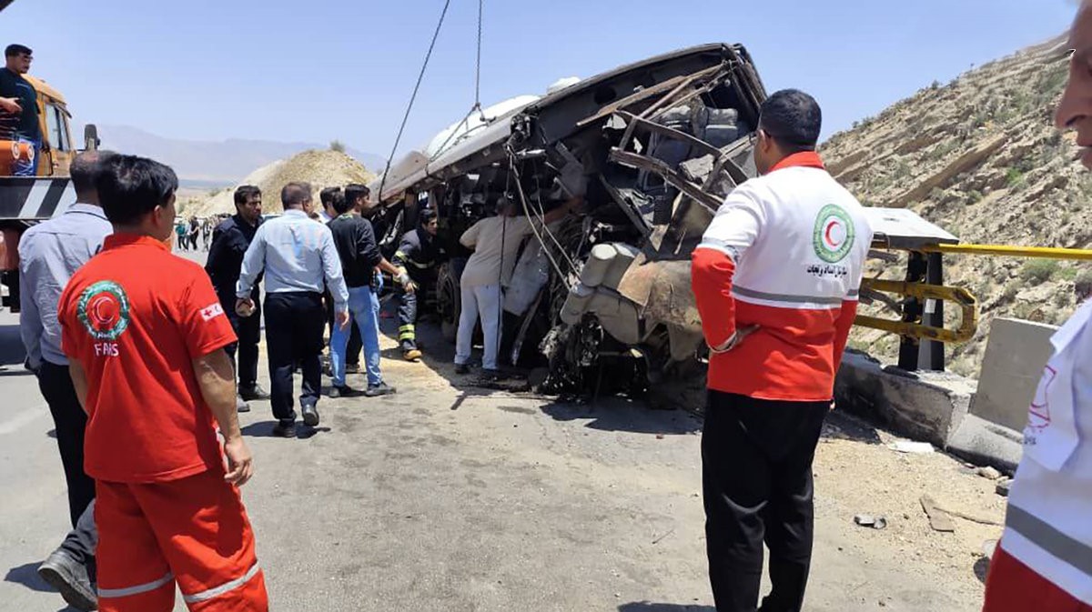 افکار عمومی منتظر گزارش شفاف برای سوالات بی‌پاسخ درباره حادثه اتوبوس فیروزآباد-کوار است