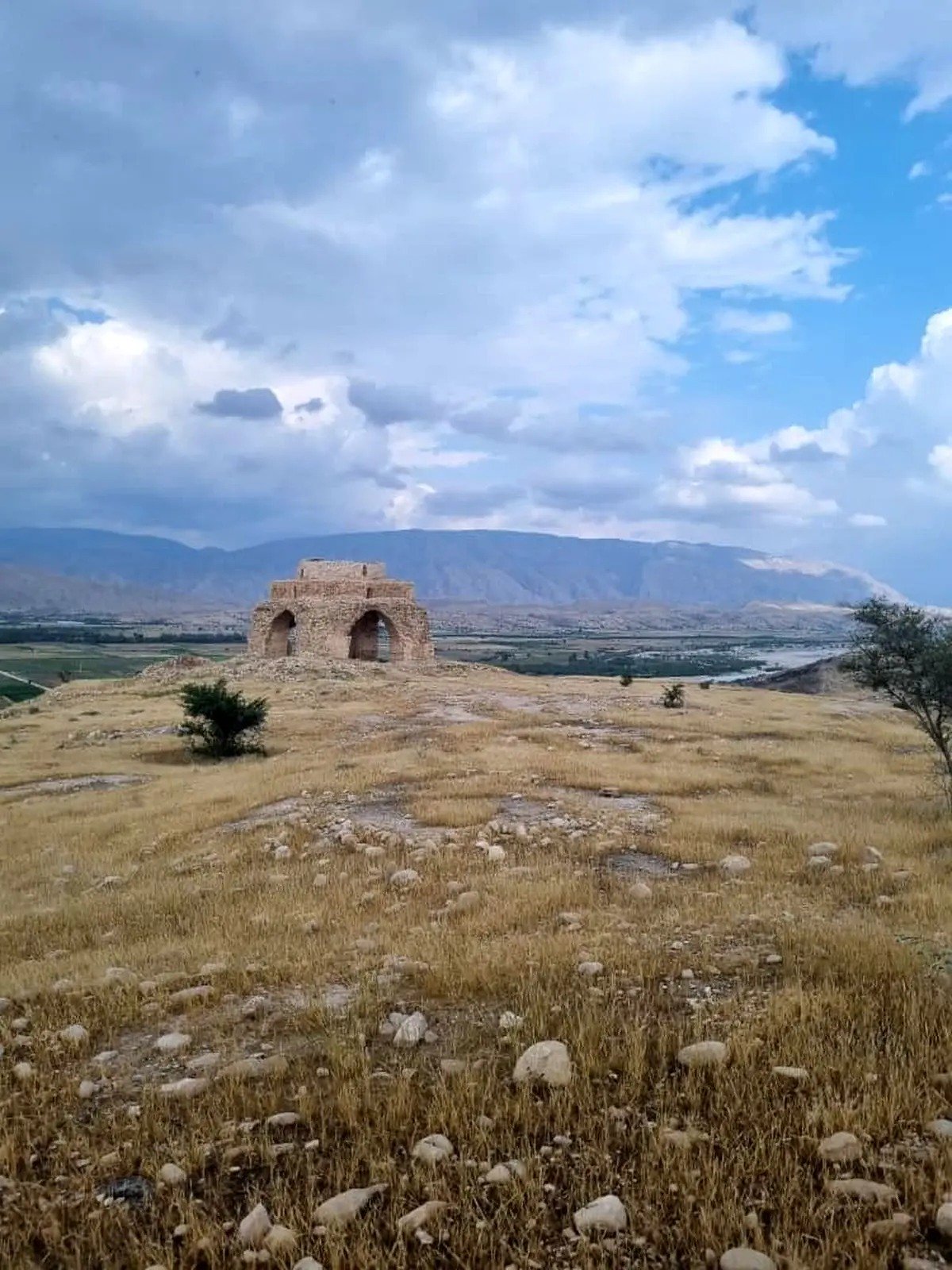 کارخانه سنگ‌شکن در کازرون : ۲۰ سال قانون‌شکنی در حریم میراث ساسانی