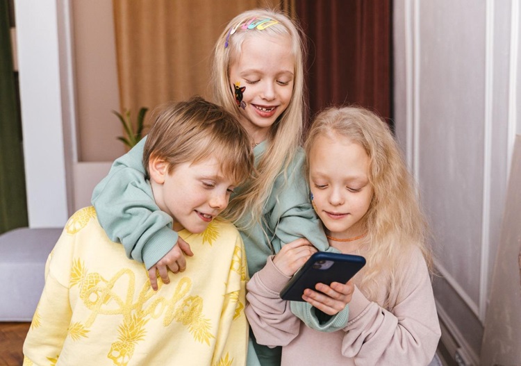 روانشناسان : گوشی‌های هوشمند و شبکه‌های اجتماعی، عامل اختلالات روانی در کودکان زیر ۱۳ سال