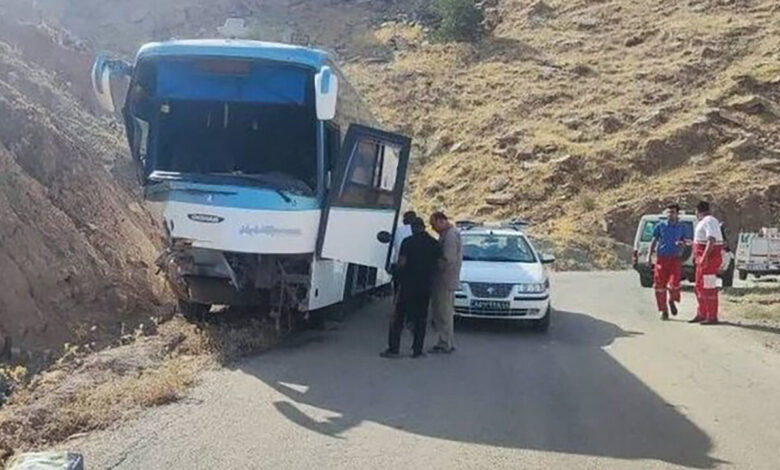 انحراف اتوبوس در ورودی شهر شیراز ۲۲ مصدوم برجای گذاشت 1 170972244