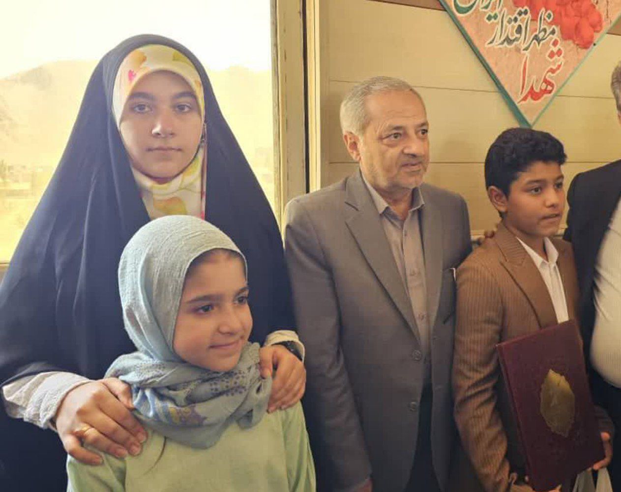 سه رتبه برتر اجلاس سراسری نماز به دانش‌آموزان و اولیای فارسی رسید