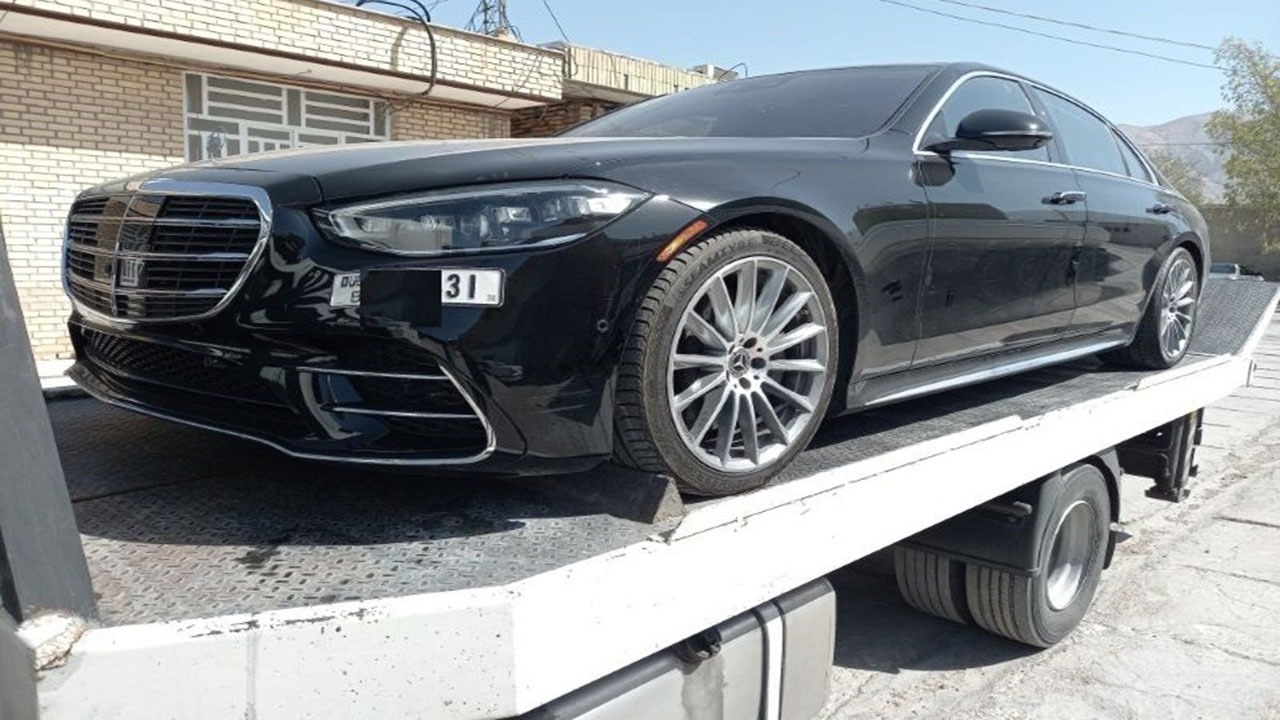 ۳۰۰ میلیارد ثروت بادآورده در داراب به پارکینگ رفت ؛بنز لوکس توقیف شد