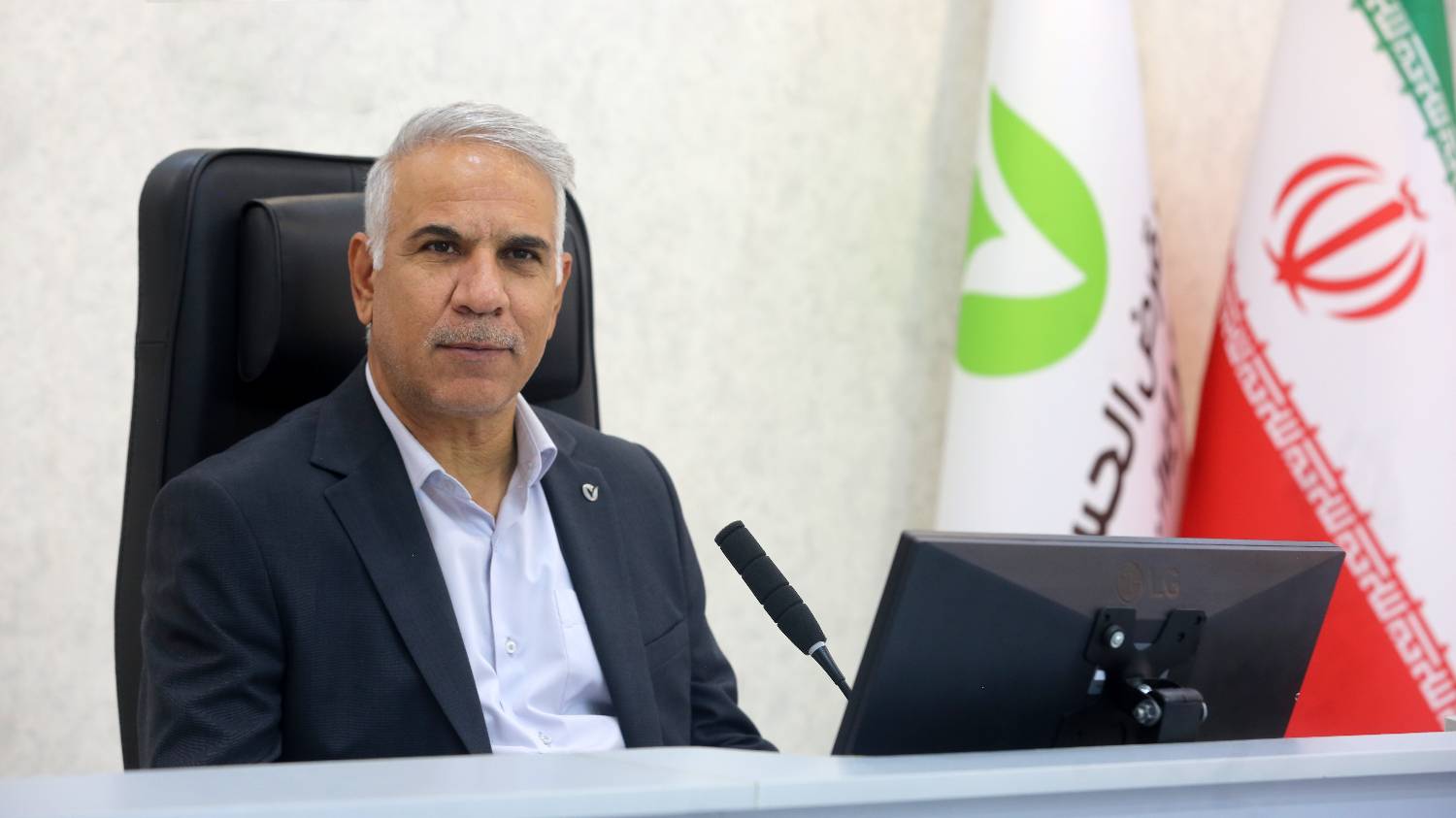 مدیر شعب بانک قرض‌الحسنه مهر ایران در فارس، هفته دولت را به کارکنان تبریک گفت