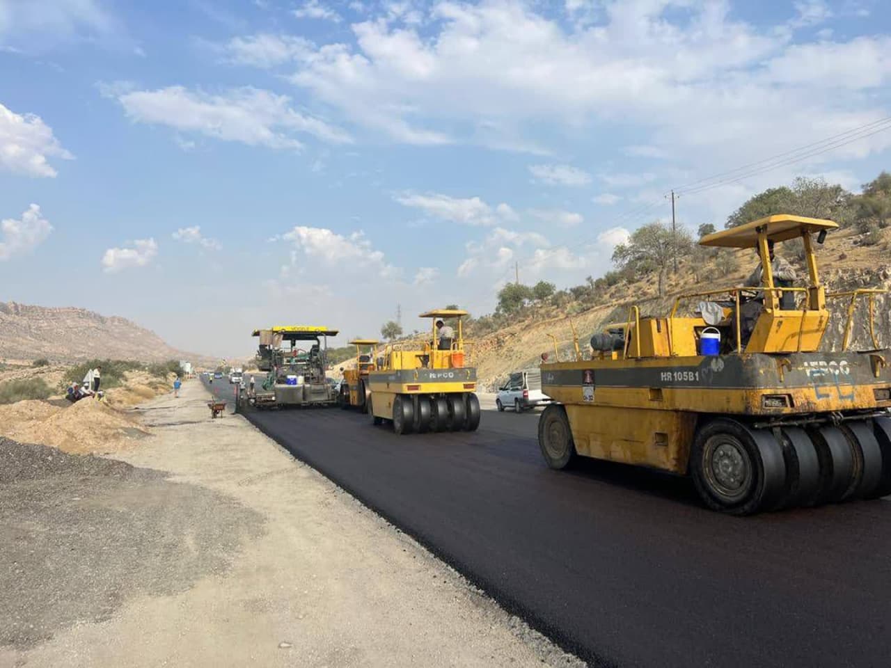 راهداری اعلام کرد : عملیات لکه‌گیری و روکش آسفالت محور فیروزآباد – کوار به پایان رسید