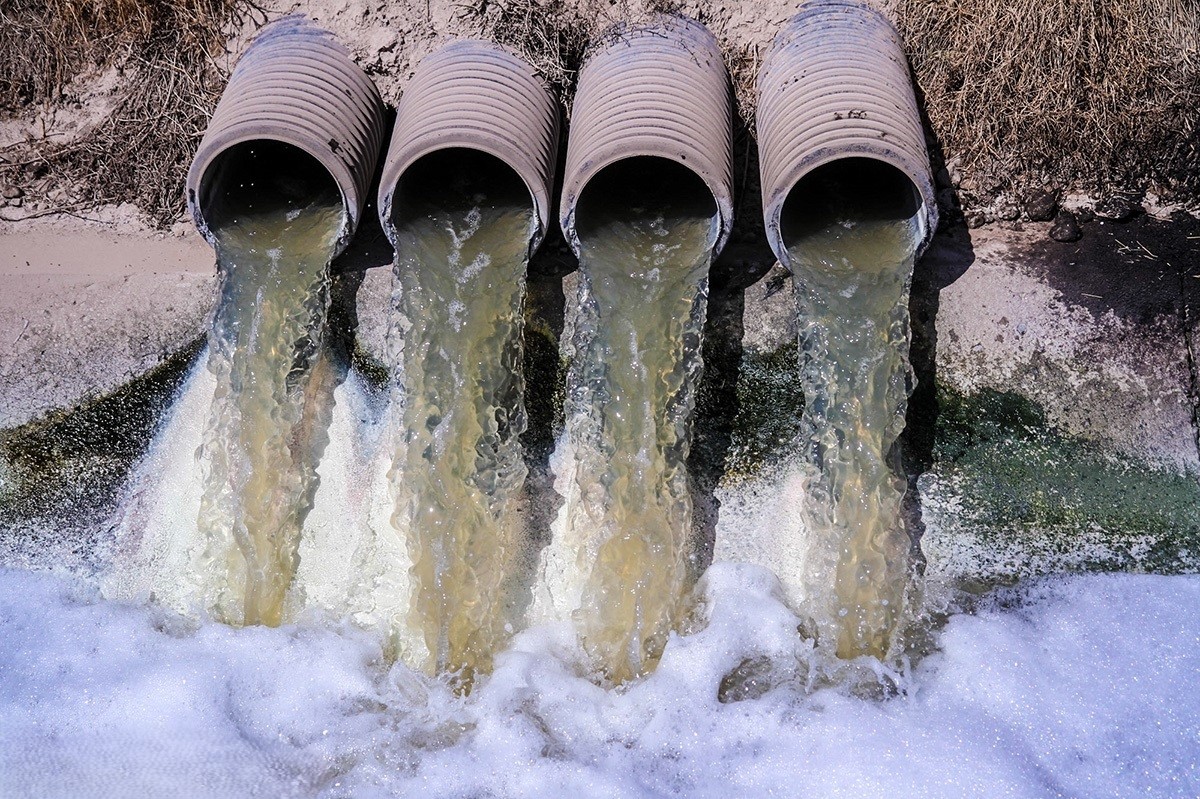 رهاسازی فاضلاب یک مجتمع مسکونی بزرگ در معابر عمومی یکی از محلات شهر زرقان (فیلم)