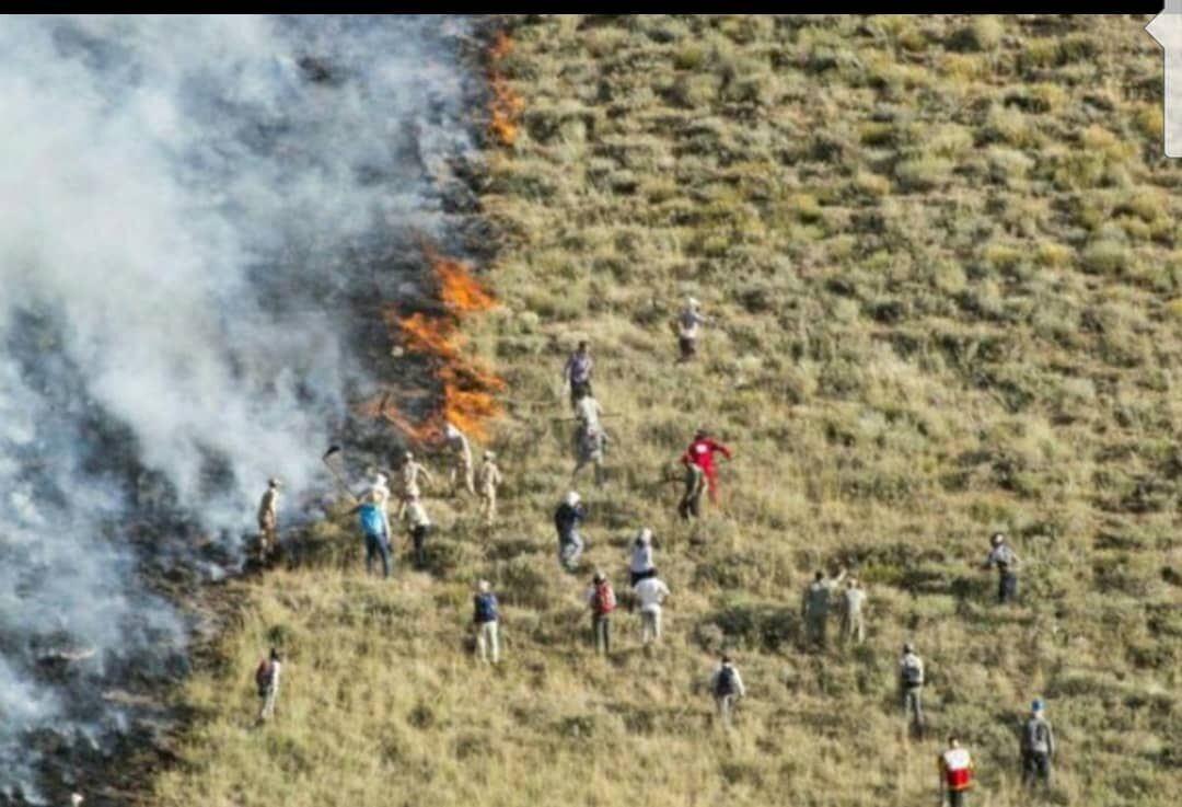 وقوع آتش‌سوزی گسترده در کوه‌های حسن‌آباد اقلید/درخواست کمک از مسئولین فارس(+فیلم)