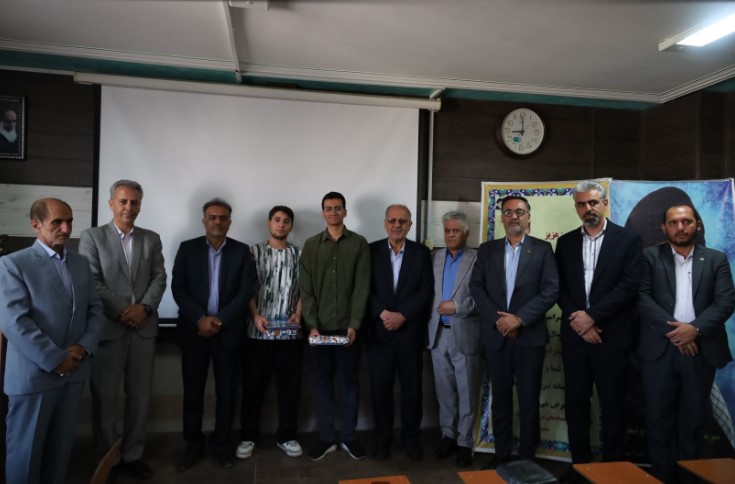 تجلیل از نخبگان دستغیب ۲ شیراز: رتبه‌های ۸ ریاضی و ۱۱۶ تجربی کنکور تقدیر شدند