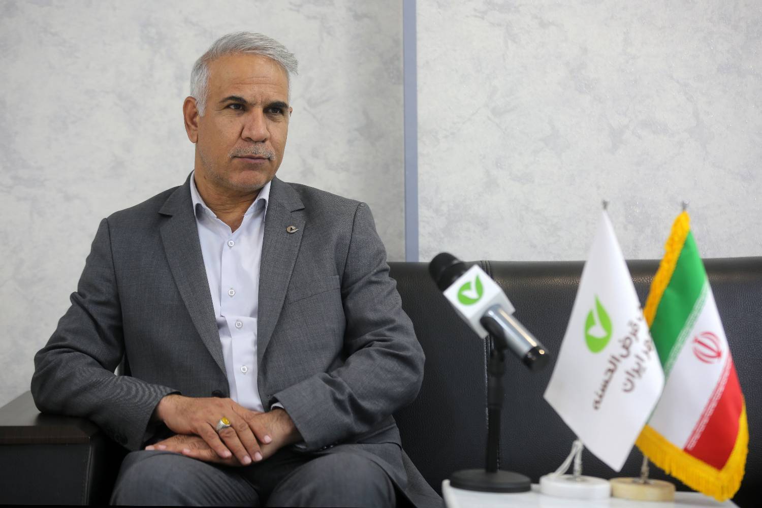 دعوت مدیر شعب بانک مهر ایران در فارس از مشتریان برای استفاده از ۱۵ خدمات آنلاین