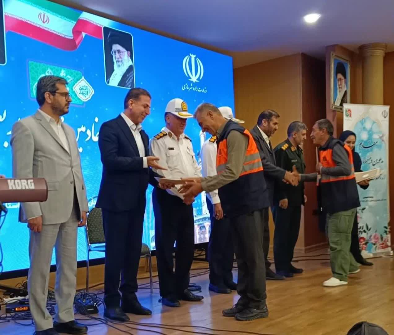 تقدیر از خادمان حمل‌ونقل اربعین در فارس؛ جابجایی ۱۵۰ هزار زائر بدون حادثه ترافیکی