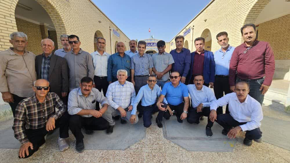 حضور دانش‌آموزان دهه‌های ۴۰ و ۵۰  لامردی در دبستان دوران کودکی در کنار آموزگاران