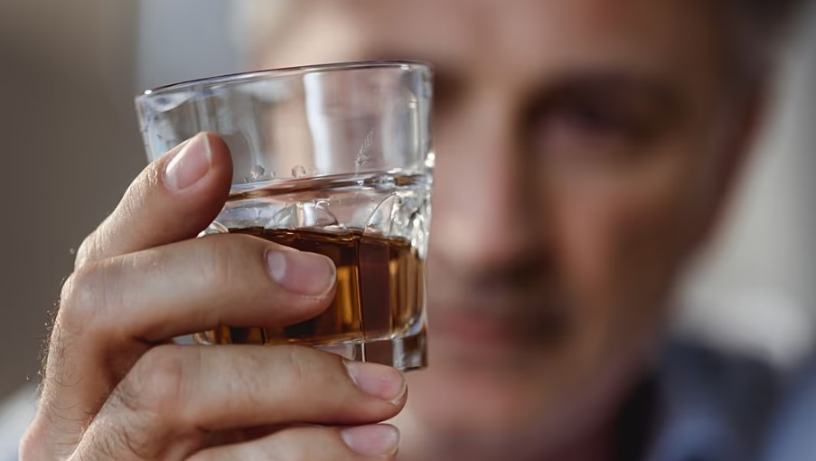 الکل، حتی نوشیدن کم، خطر زوال عقل را افزایش می‌دهد