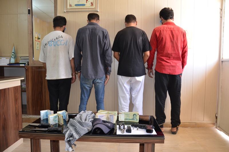 سارقان زورگیر منزل ، طلاجات و تهدید شهروندان در فیروزآباد دستگیر شدند