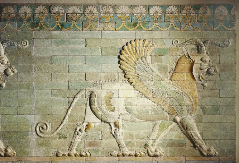 تصویر واقع‌گرایانه یک شیردال در طبیعت