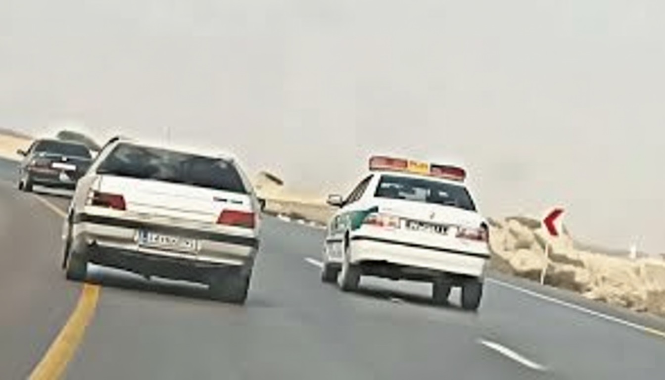 مرگ سرنشین پژو ۴۰۵ در درگیری قاچاقچیان با پلیس لامرد