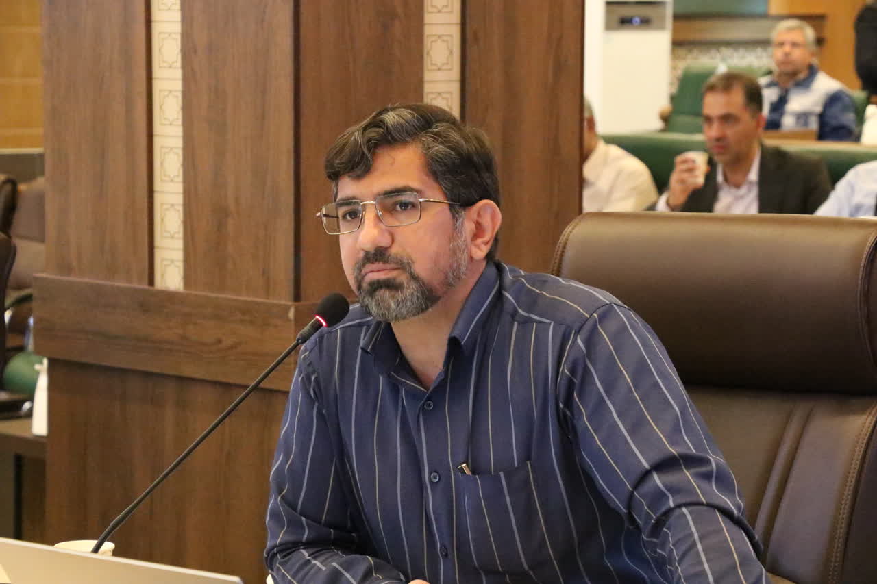 اعتراض عضو شورای شهر شیراز به کاهش حقوق کارمندان شهرداری ،پرونده‌سازی انتخاباتی و کمک‌های میلیاردی به «مراکز خاص»