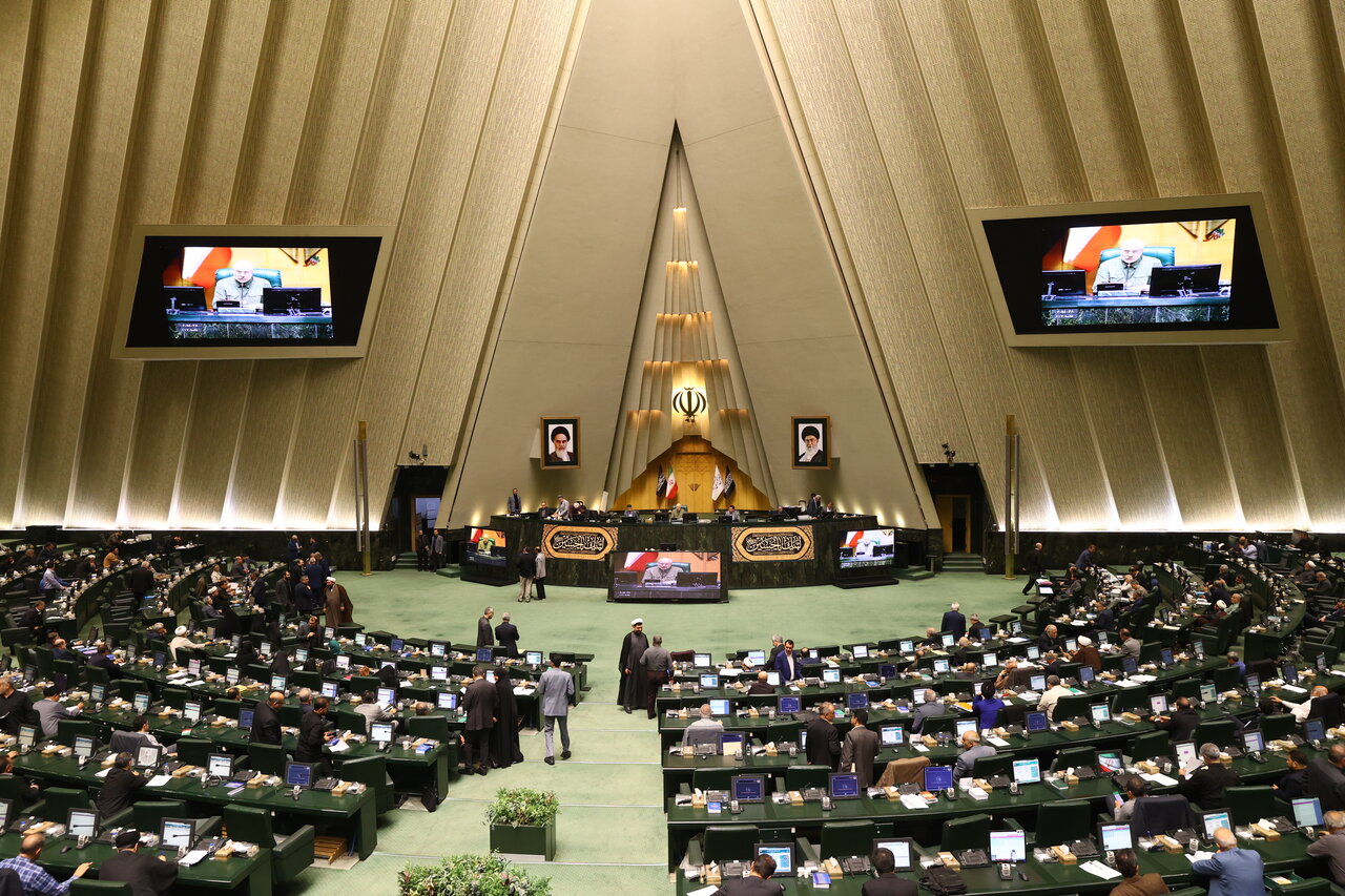 دلالی، غارت جیب رانندگان؛سهم ۵۰ درصدی دلالان و شرکت‌ها از درآمد رانندگان/ انتقاد نماینده اصفهان از سهم اندک راننده از پول بارنامه