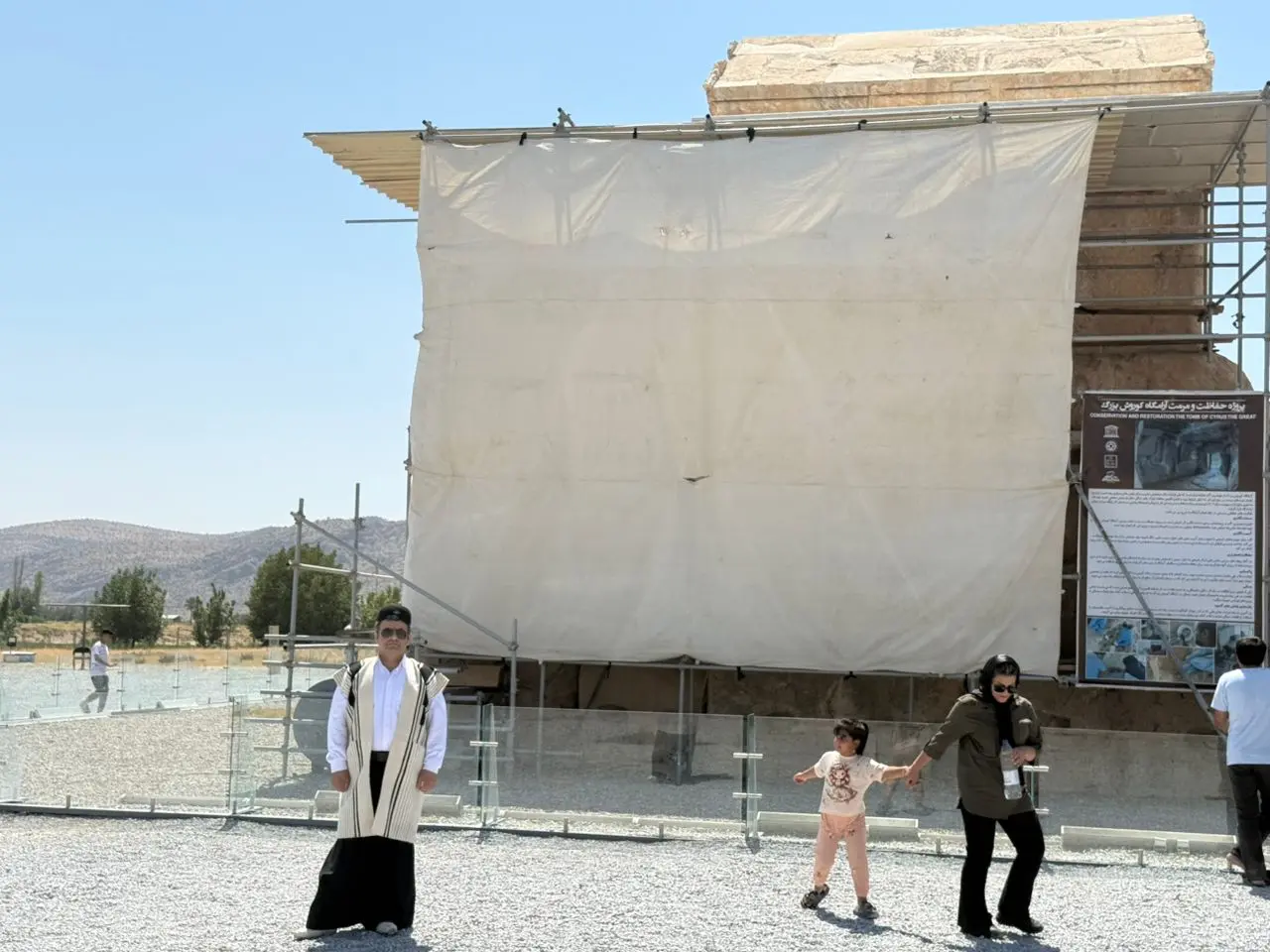 چهار طرف آرامگاه کوروش کبیر ترک خورده ، اعتراض بازدیدکنندگان به تسخیر پاسارگاد توسط داربست‌ها