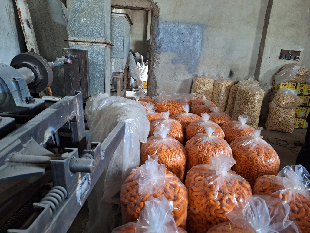 تصاویر شوکه‌کننده از کشف کارگاه زیرزمینی تولید اسنک و پُفک در شیراز