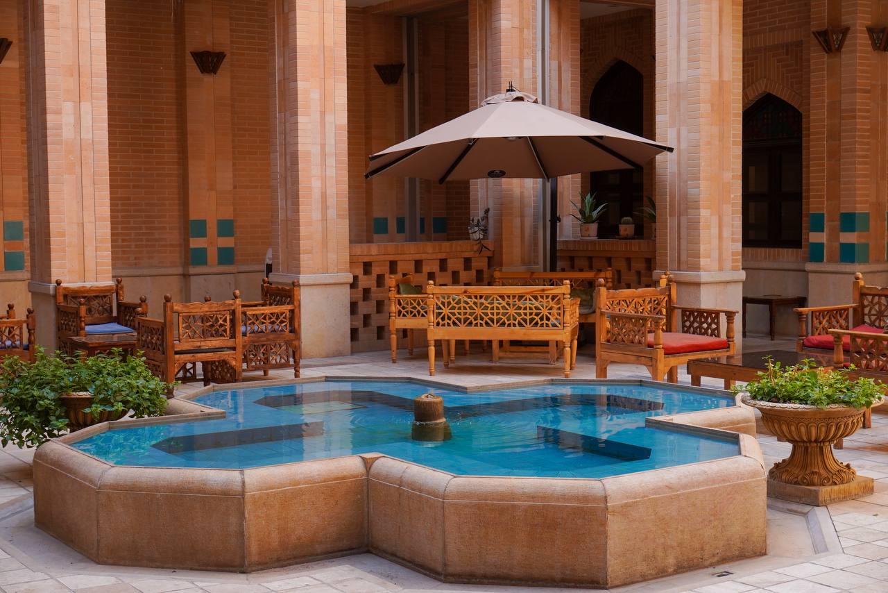 چند عکس زیبا از بازار هنر در محله سنگ سیاه شیراز