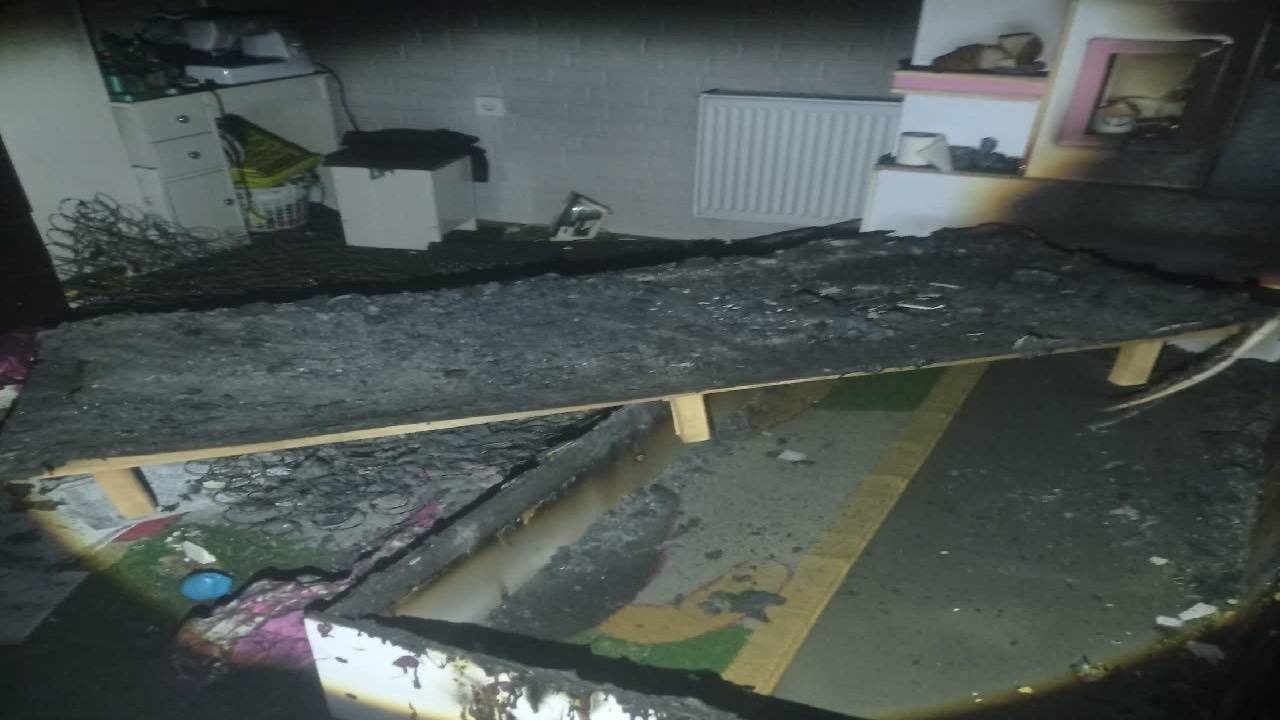 شارژر موبایل خانه‌ای را در کازرون به آتش کشید