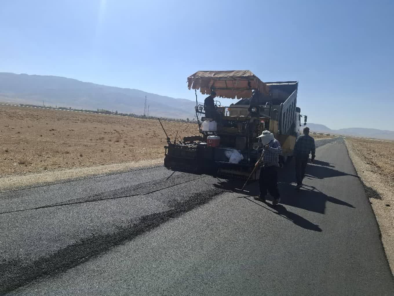 آغاز عملیات «آسفالت سرد امانی» کاملاً رایگان در راه‌های روستایی فارس بدون هزینه برای دولت