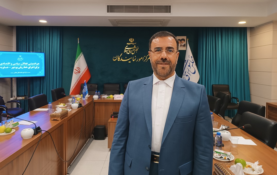 عکس استاندار فارس هنگام اعلام خبری خوش برای مردم بوشهر و عسلویه